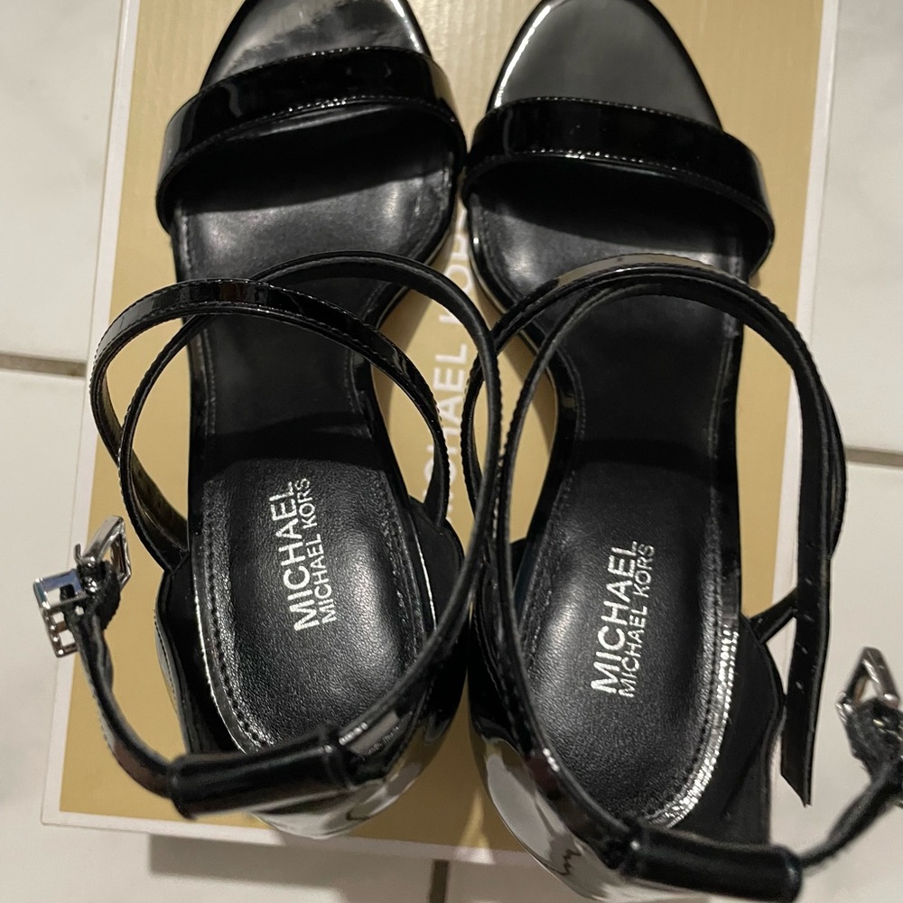 This is MK heels sandals size 6